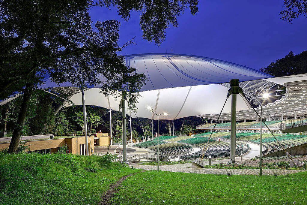 Model canopy membrane melengkung